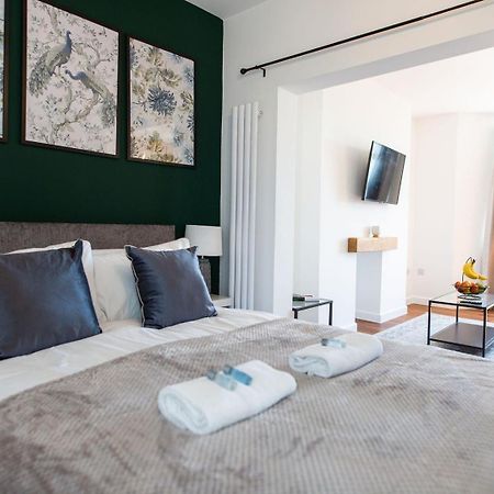 Studio Apartment With 65" Smart Tv Newport  Exteriör bild
