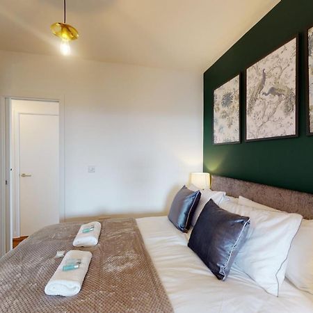 Studio Apartment With 65" Smart Tv Newport  Exteriör bild