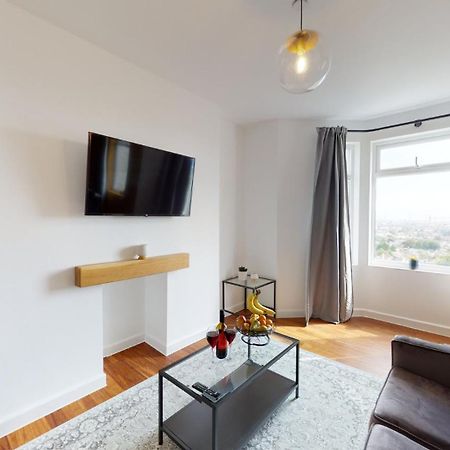Studio Apartment With 65" Smart Tv Newport  Exteriör bild