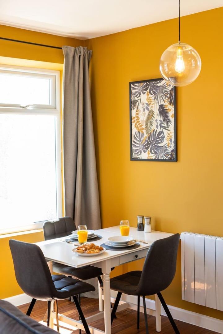 Studio Apartment With 65" Smart Tv Newport  Exteriör bild