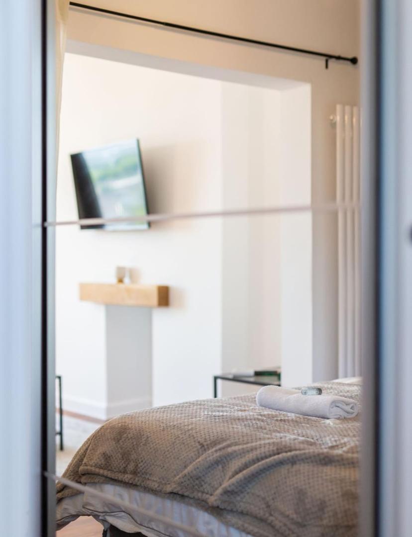 Studio Apartment With 65" Smart Tv Newport  Exteriör bild