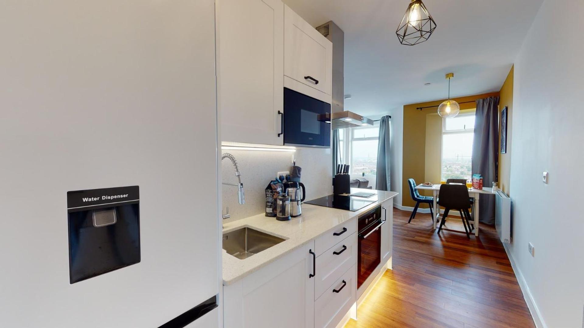 Studio Apartment With 65" Smart Tv Newport  Exteriör bild