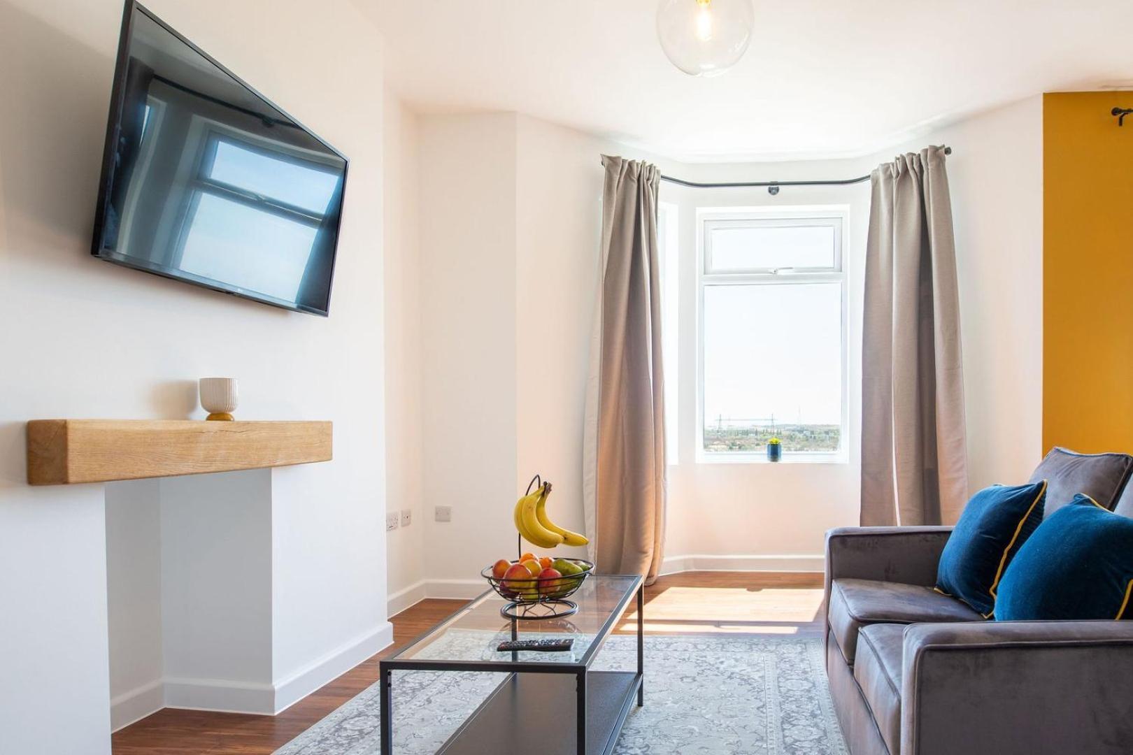 Studio Apartment With 65" Smart Tv Newport  Exteriör bild