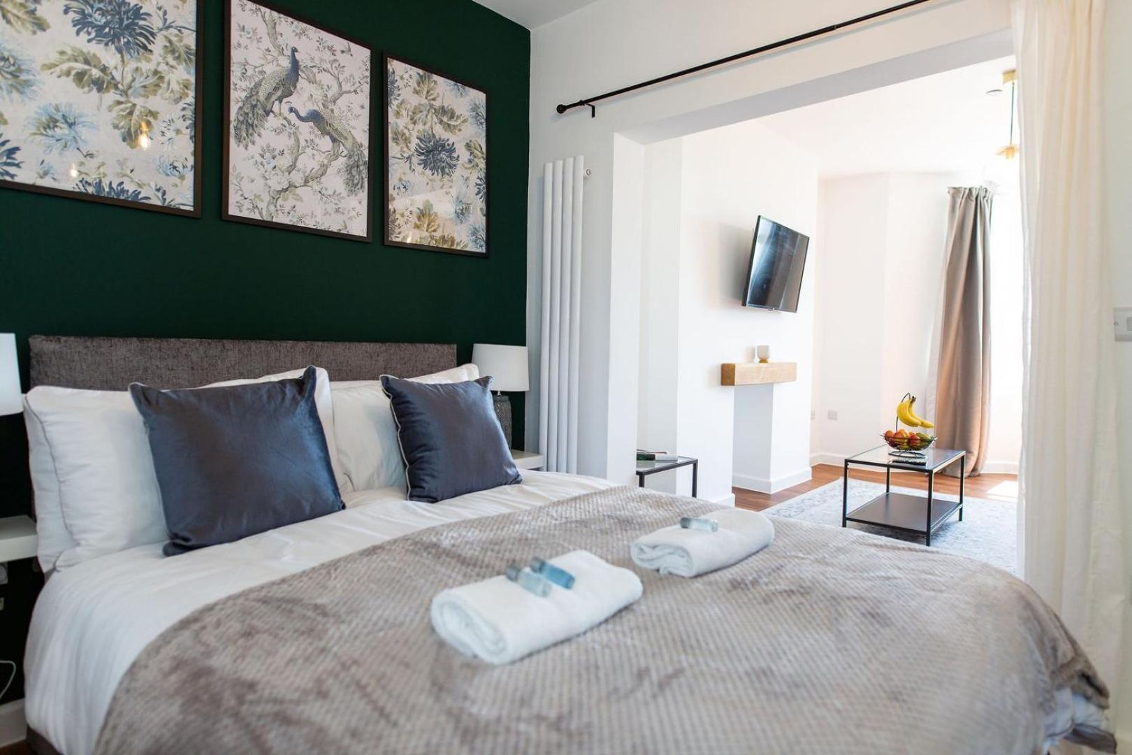 Studio Apartment With 65" Smart Tv Newport  Exteriör bild