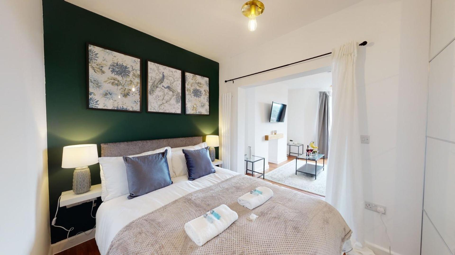 Studio Apartment With 65" Smart Tv Newport  Exteriör bild