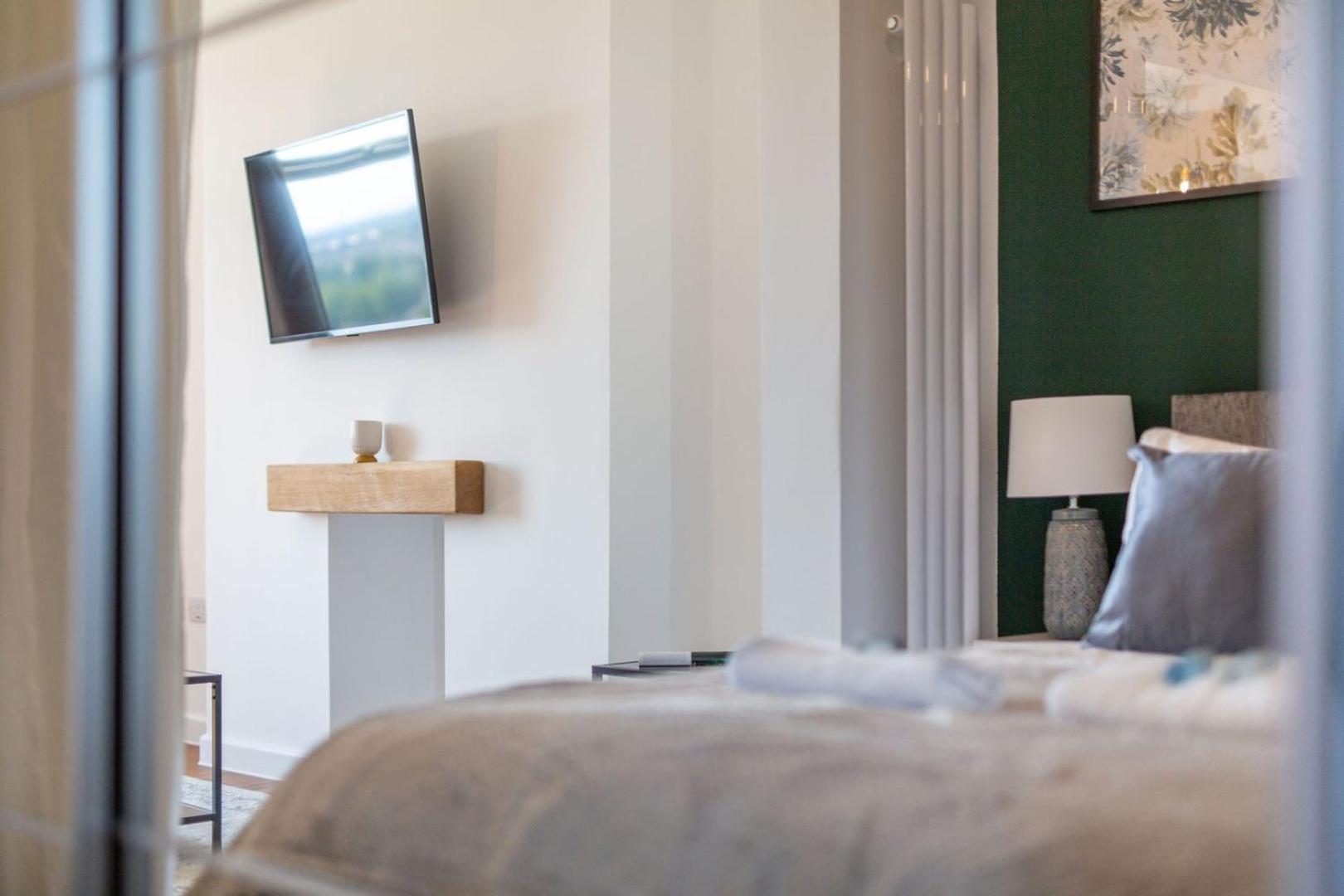 Studio Apartment With 65" Smart Tv Newport  Exteriör bild