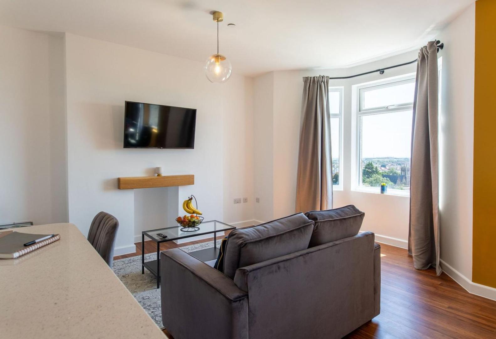 Studio Apartment With 65" Smart Tv Newport  Exteriör bild