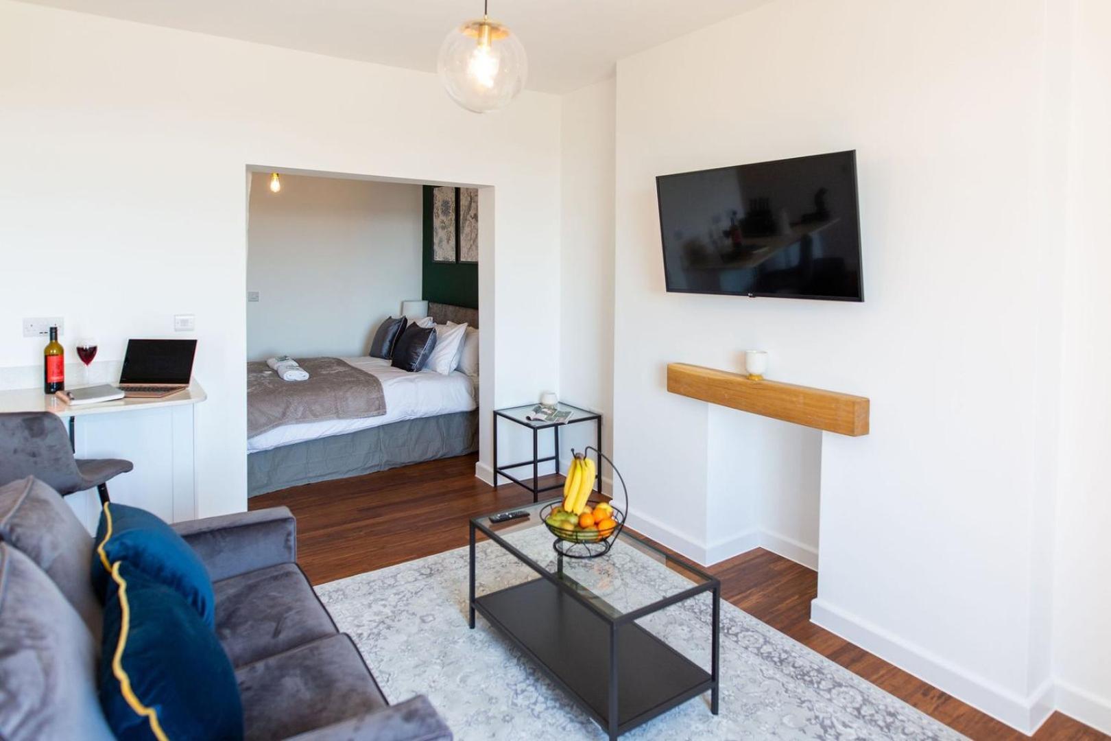 Studio Apartment With 65" Smart Tv Newport  Exteriör bild