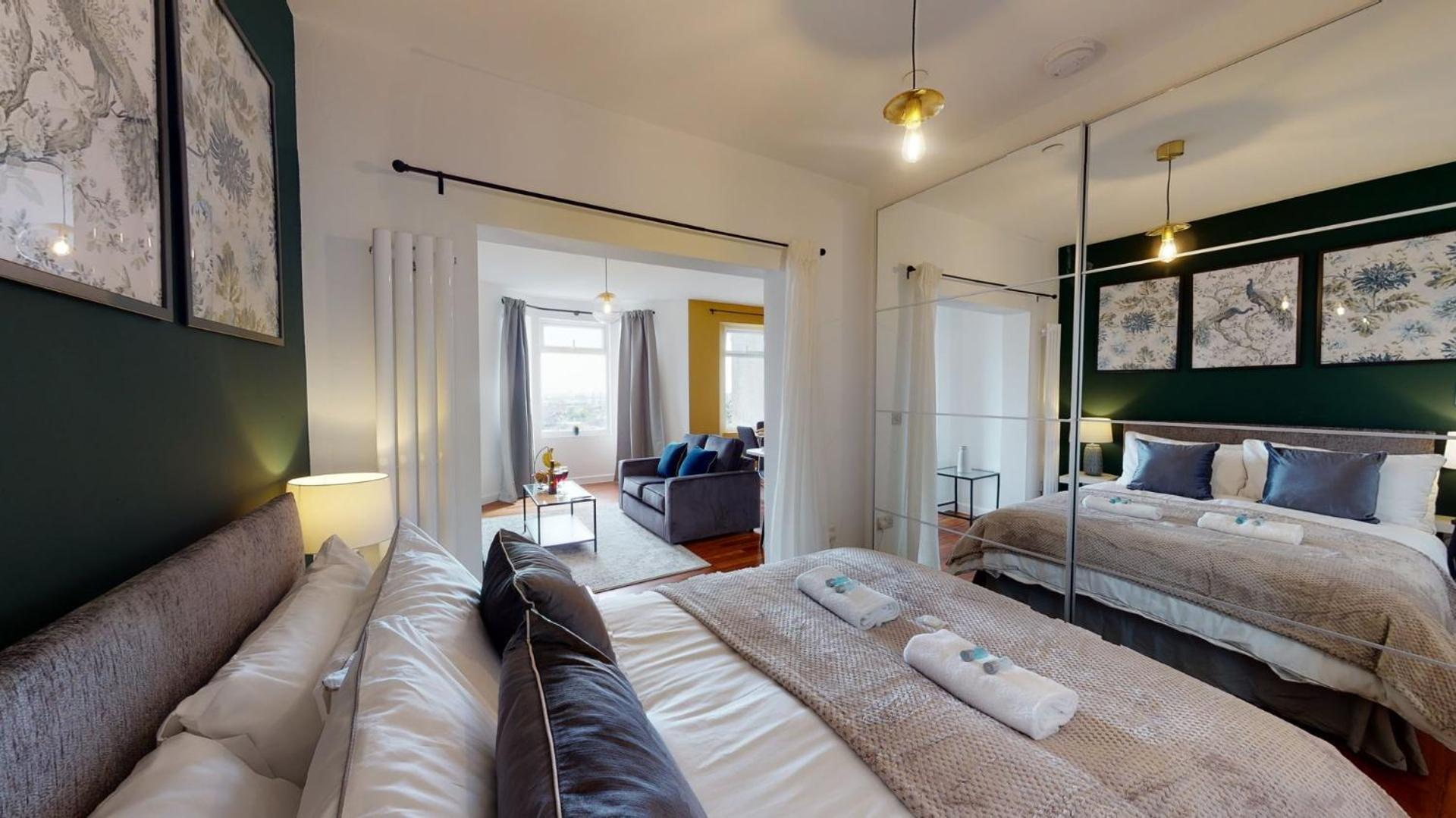 Studio Apartment With 65" Smart Tv Newport  Exteriör bild