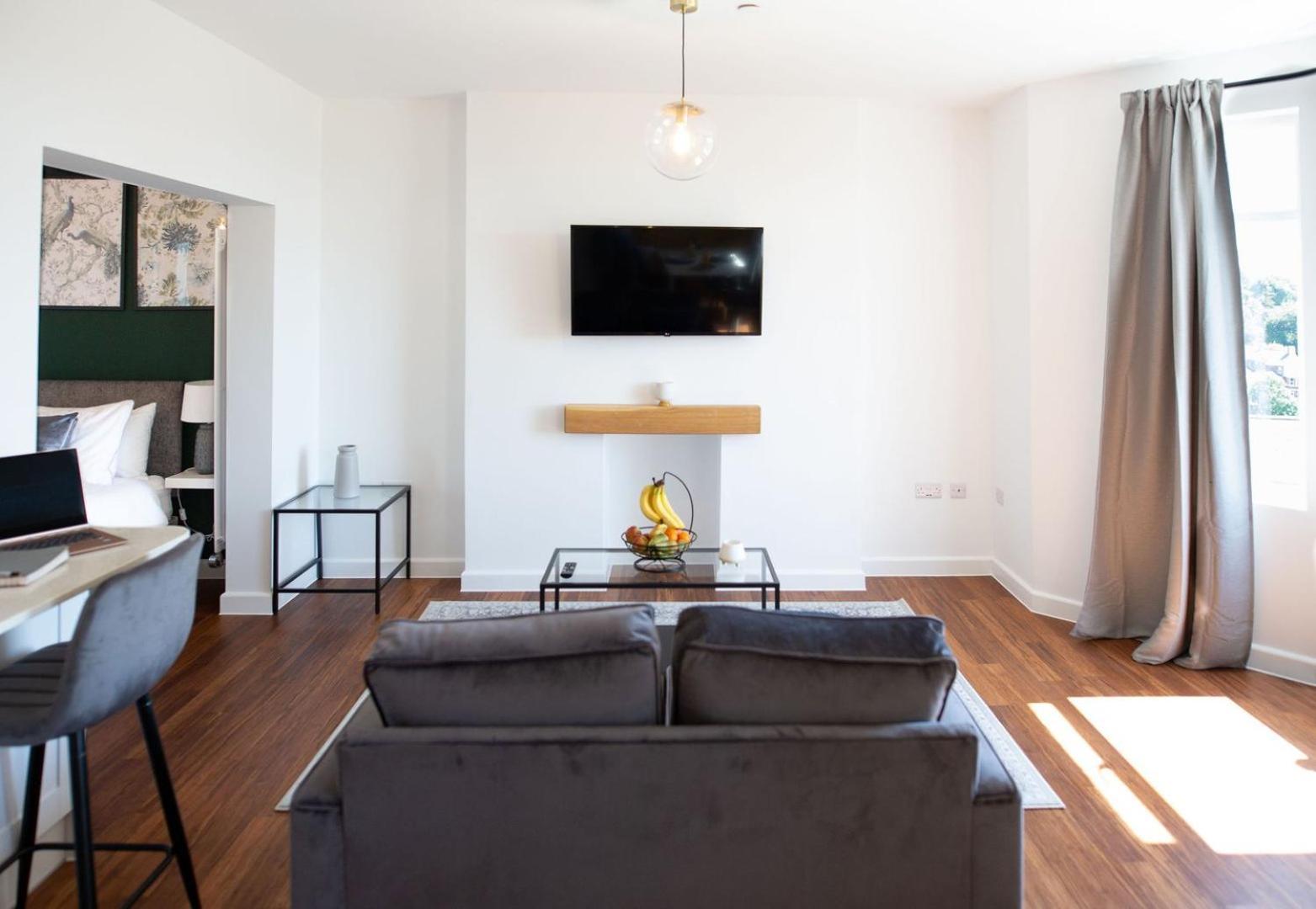 Studio Apartment With 65" Smart Tv Newport  Exteriör bild