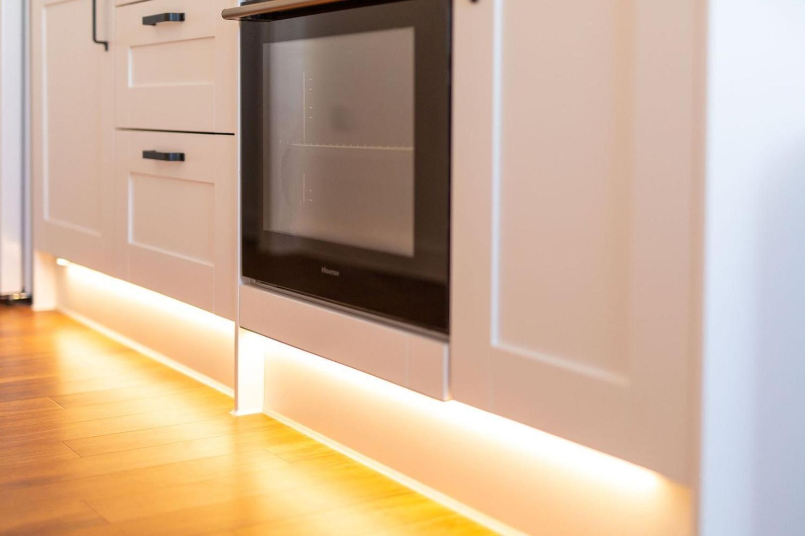 Studio Apartment With 65" Smart Tv Newport  Exteriör bild