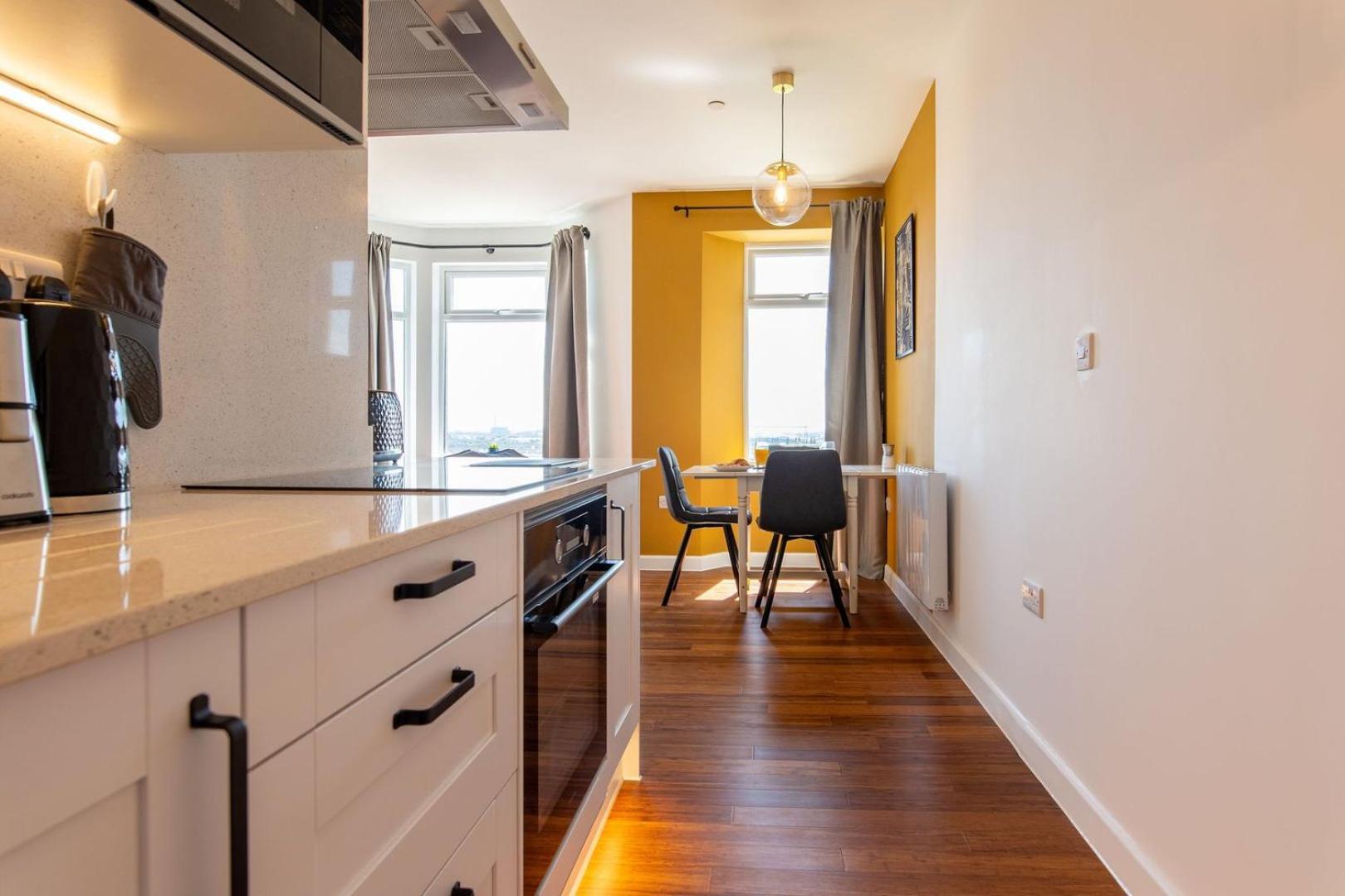 Studio Apartment With 65" Smart Tv Newport  Exteriör bild