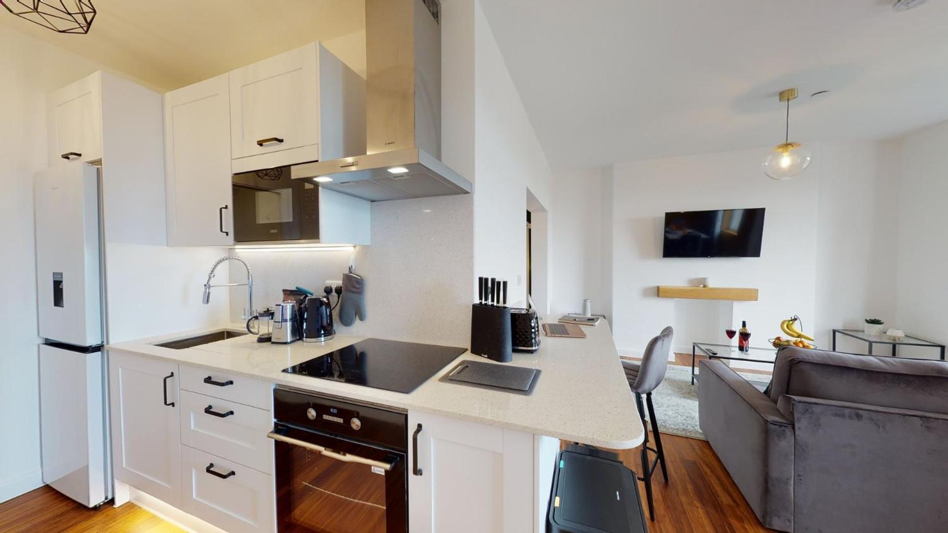 Studio Apartment With 65" Smart Tv Newport  Exteriör bild