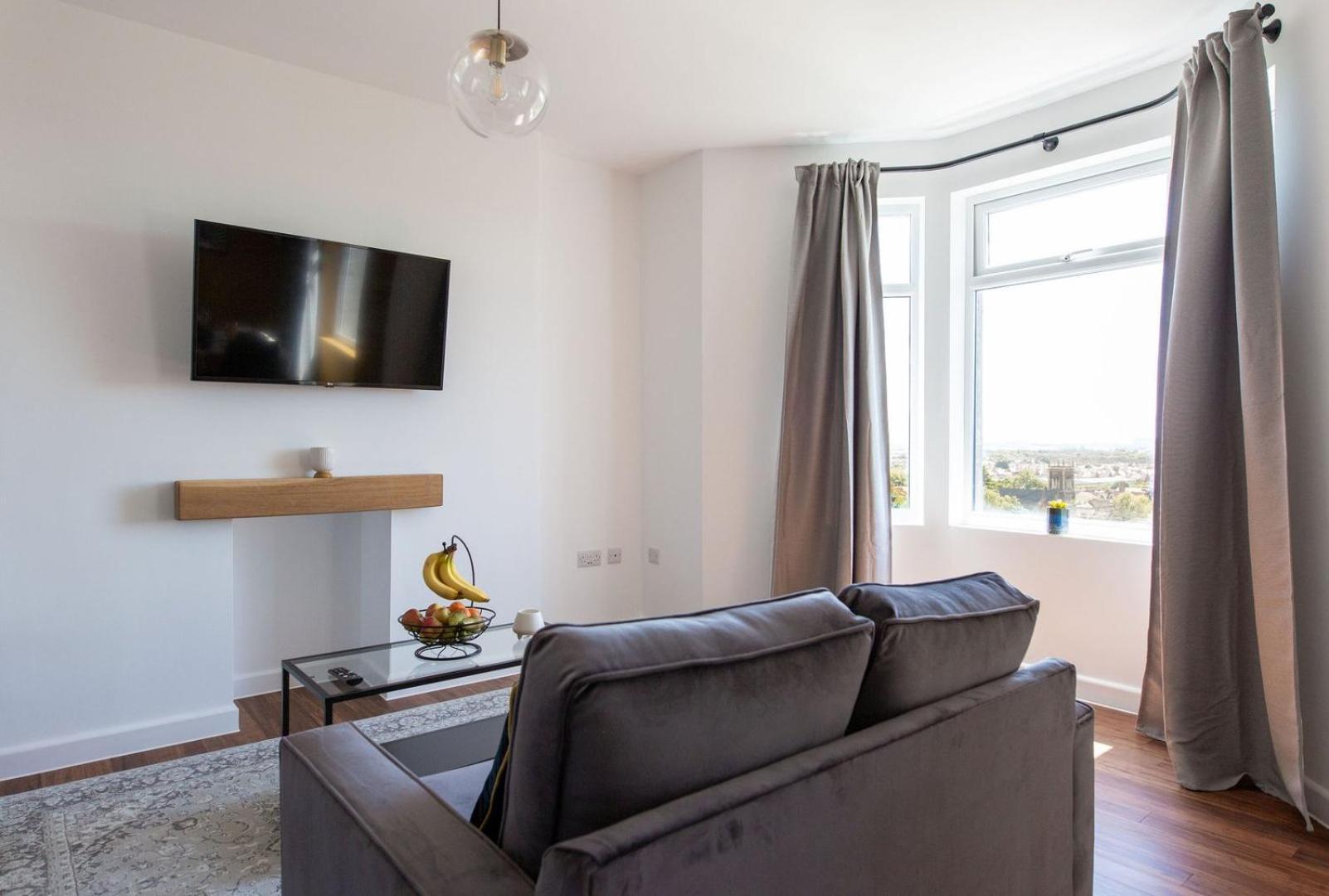 Studio Apartment With 65" Smart Tv Newport  Exteriör bild