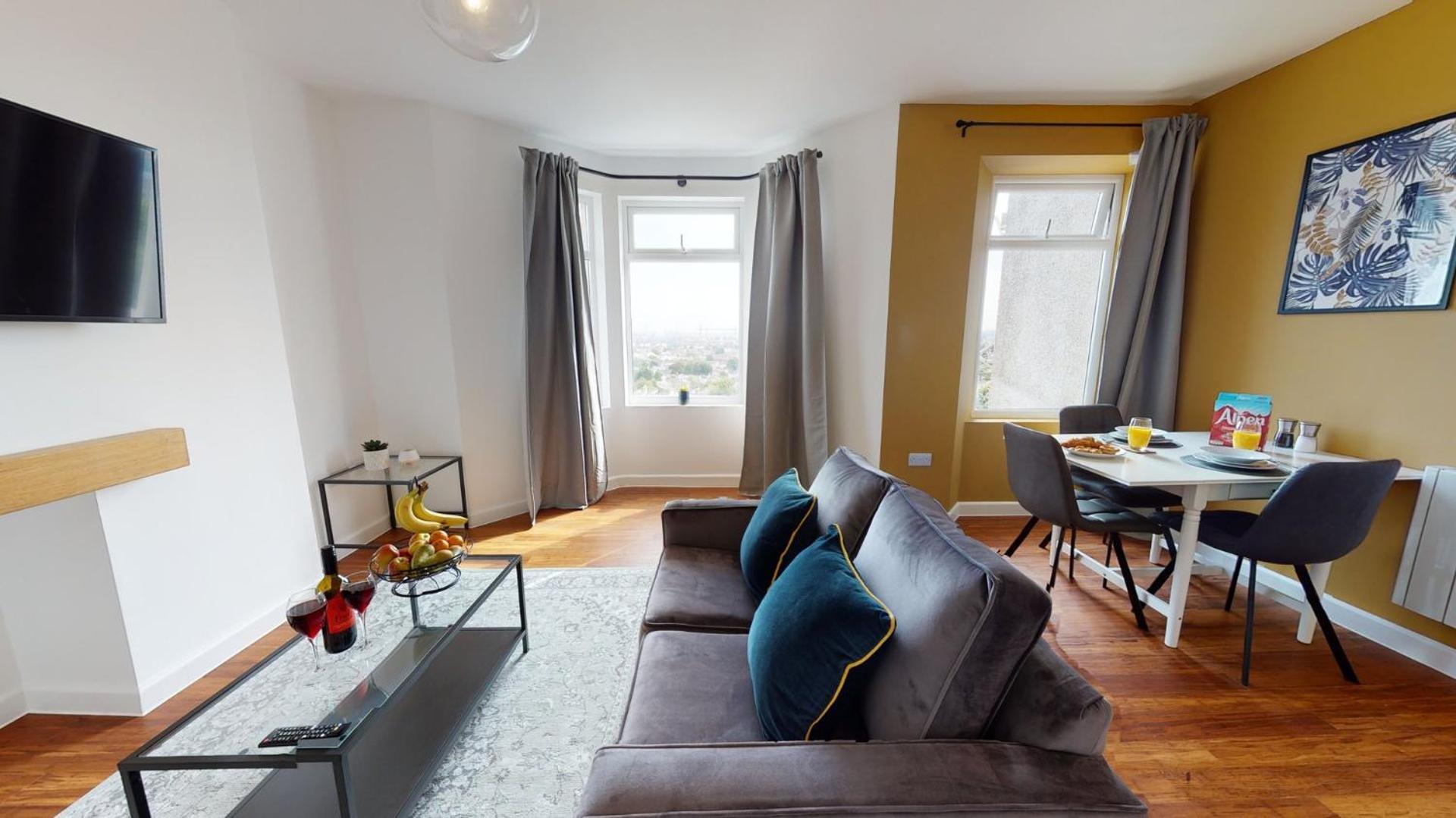 Studio Apartment With 65" Smart Tv Newport  Exteriör bild