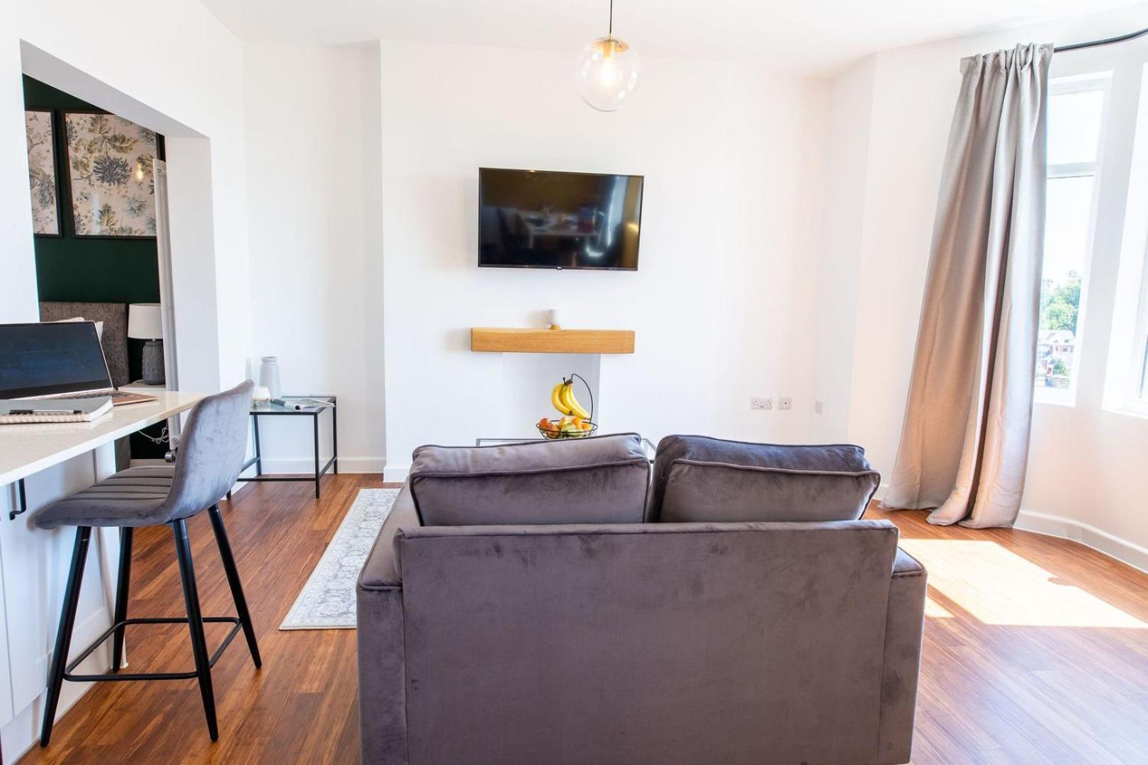 Studio Apartment With 65" Smart Tv Newport  Exteriör bild